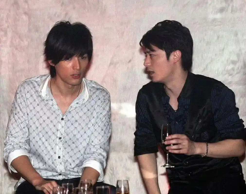 这是二张来自2000年代男明星的合影旧照,一看就知道是抓拍的,因为两人