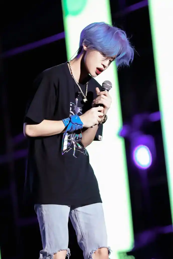 [nine percent][新闻]190526 小鬼亮相元气音乐节嗨唱六首歌 震撼live