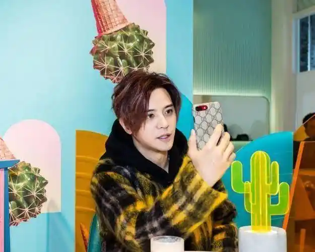 39岁的罗志祥换了新发型后,整个人都清爽利索了,更重要的是跟之前的