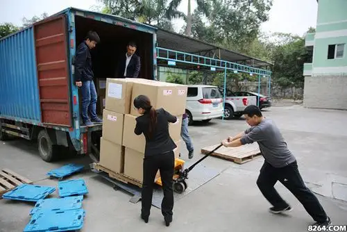 经过最终检测后,这些望远镜将被小心翼翼地包装大箱