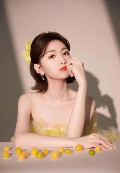 毛晓彤穿黄色花朵抹身材蓬蓬裙 明艳靓丽 俏皮可爱 露香肩雪肤甜美动