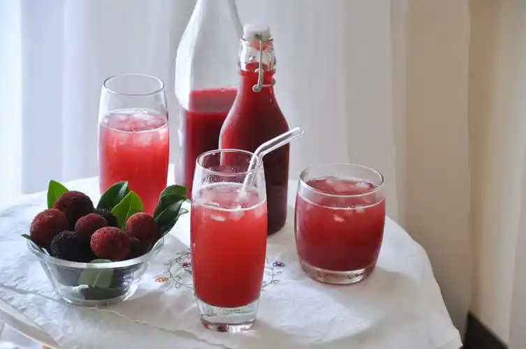 泡酒不是老年人专利,这样一杯杨梅酒大人小孩都爱喝!__凤凰网