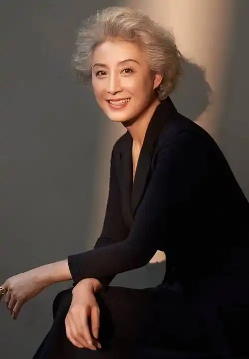 ②卷起白发,让发型更利落利落不管多大年纪,女人最重要的就是静下心来