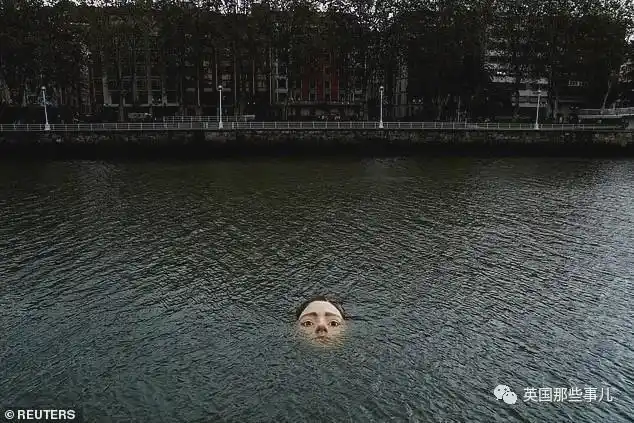 随着每天的潮汐起落,"溺水少女"的面部时而浮出水面,时而又逐渐沉没.