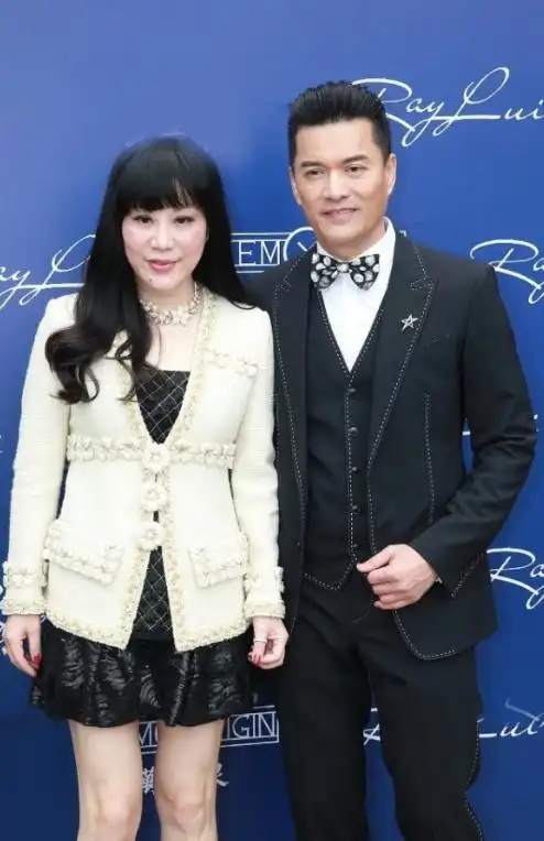 下面我们就结合吕良伟老婆杨小娟的这身造型,分析一