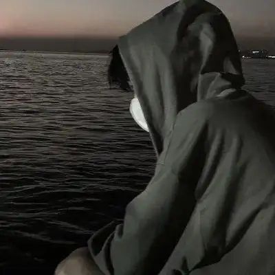 口罩男生侧脸帅气的真人头像 成熟阳光真实的口罩男生头像