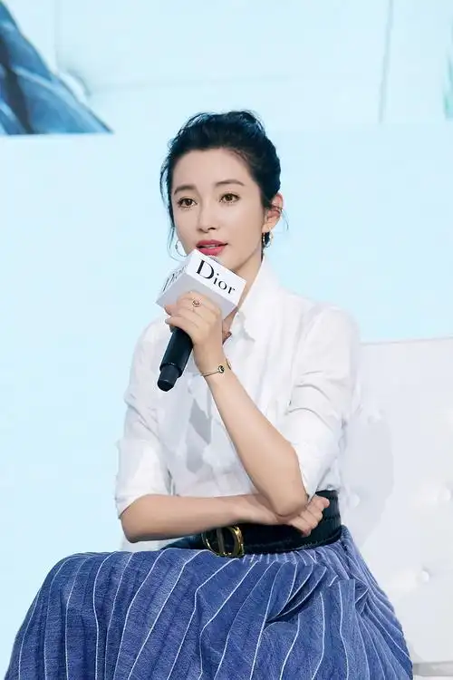 联合国环境署全球亲善大使国际影星李冰冰一同出席,与邦辰一起分享