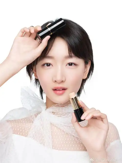 兰蔻品牌大使@周冬雨,风格当然不止一面.