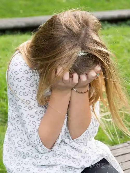 伤心的金发女孩哭感到伤心与不安