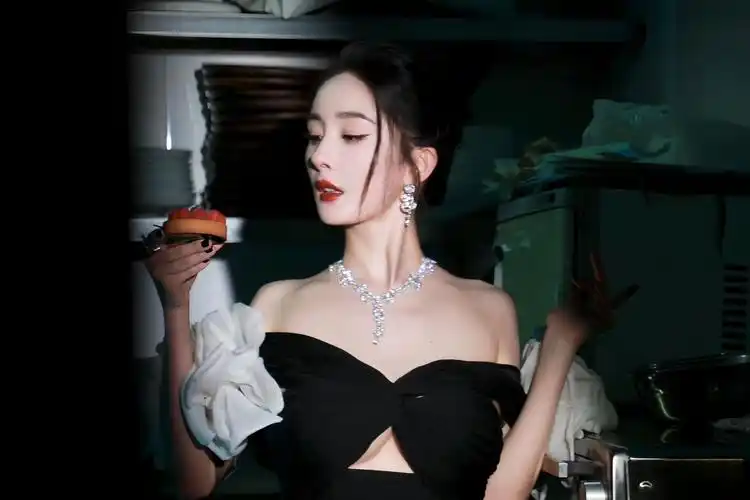 杨幂优雅黑天鹅礼服