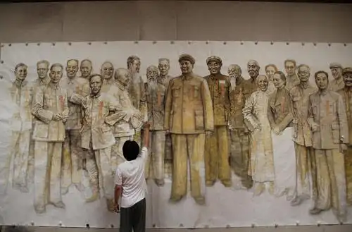 与董希文的油画《开国大典》和唐勇力的工笔画《新中国诞生》立意有所