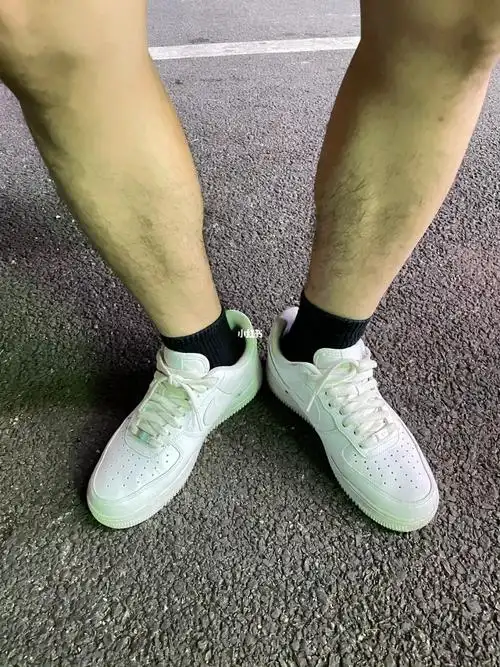 黑袜白鞋也很帅