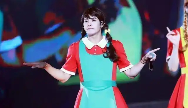 王嘉尔一贯给人的形象就是有肌肉有型的帅哥哥,但他一旦女装起来,也是