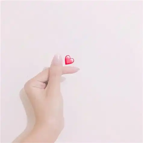 比心手势图片头像女生