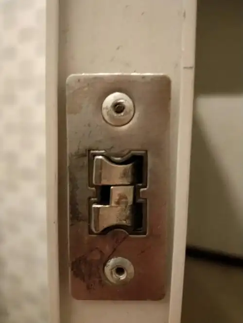 卫生间门坏了,这种锁怎么拆下来?想明天买个新锁,新锁能安上去吗?