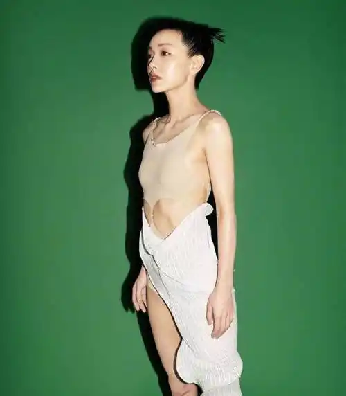 郭采洁时尚起来绝了,穿时尚装还挖几个洞,皮包骨身材让人捏把汗_造型