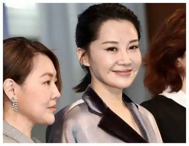 原创55岁的许晴承认不结婚不生育的背后有着什么