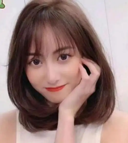 自然了,如果你的头发不是太长,这样的齐肩自然碎发发型就太适合你了