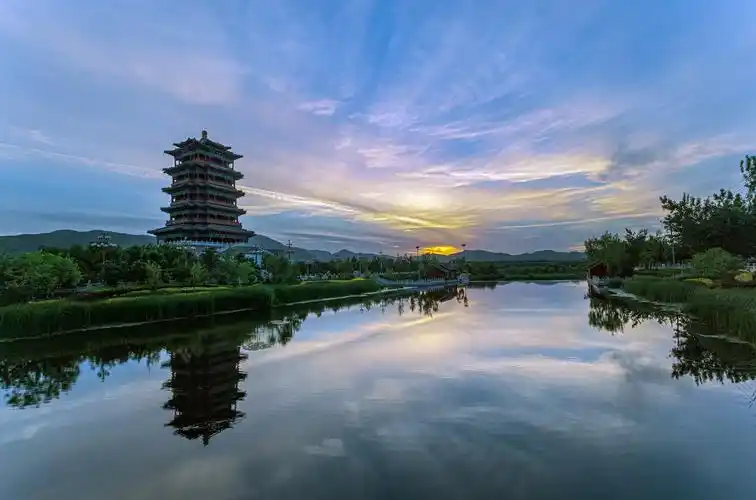 永定楼位于北京市门头沟区永定河畔,永定楼的设计灵感来源于被誉为"