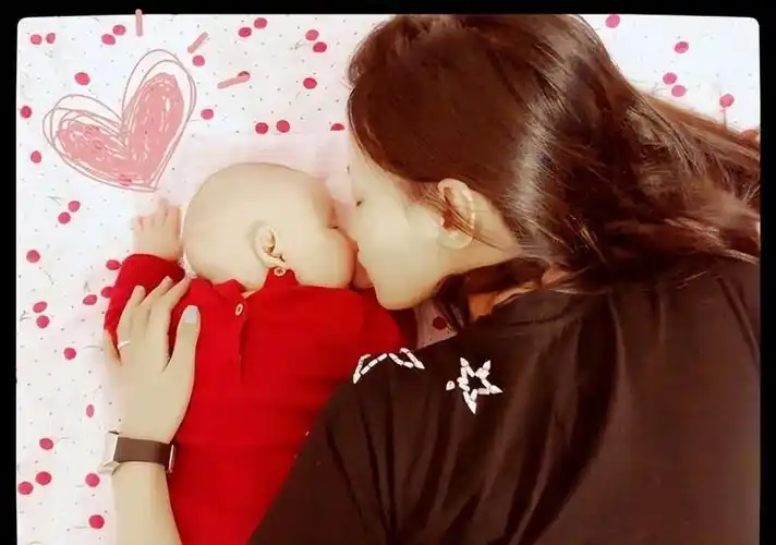 当时孙怡就非常喜欢晒娃,经常分享和宝宝的亲密合影,刚出生的大福发量