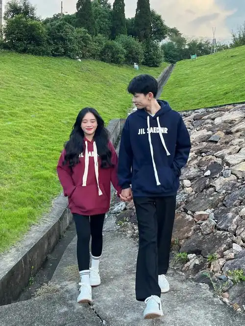 175|150 秋天情侣卫衣这样穿好好看!#情侣 - 抖音