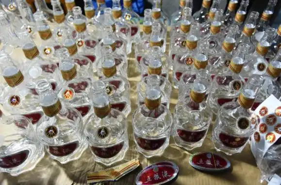 现场摆满茅台五粮液浙江警方集中销毁1000余箱假名酒