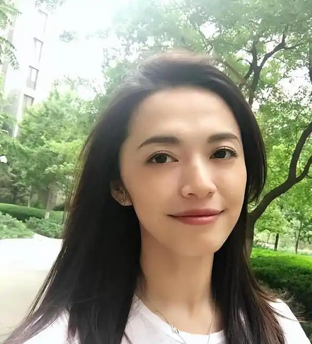 姚晨凌潇肃婚姻回顾 姚晨与凌潇肃的婚姻曾被誉为"文艺界的典范",但