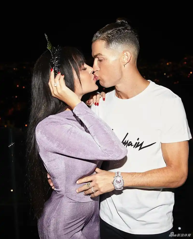 c罗女友乔治娜常规秀恩爱与总裁玩亲亲