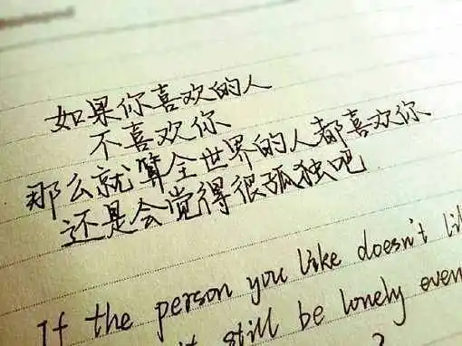 一个女孩让我帮她寄快递给了我一个空纸箱让我打包我好奇的问她这是寄