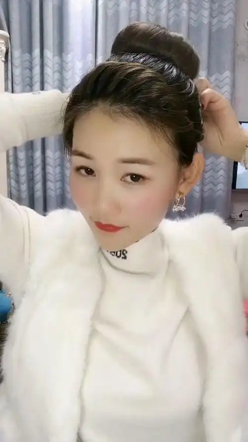 40岁的女人不要总扎马尾了,这样扎丸子头非常显气质