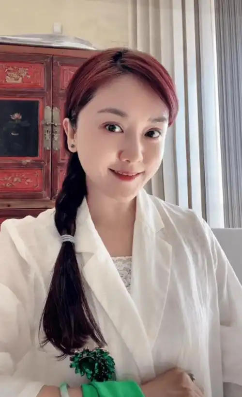 小桃红刘淼近照曝光打扮贵气认不出豪宅客厅摆雕花大梁柱