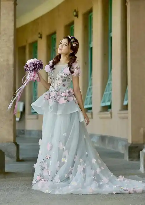 也许对单身的朋友来说,看到漂亮女生穿婚纱,除了被她的美貌所吸引