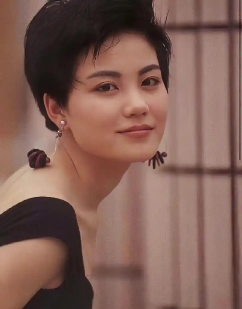 王菲的短发,看起来很干练很清爽,也能看得出王菲本人的性格就是很洒脱