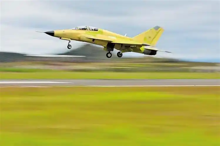 9月28日拍摄的国产多用途飞机ftc-2000g起飞瞬间.