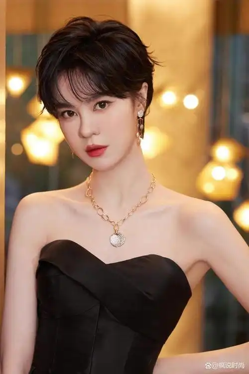 郁可唯的美貌被低估,穿抹胸黑裙秀"筷子腿",狗啃短发又酷又美