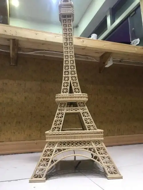 看到有个老人用废旧竹筷和牙签做了一个赵州桥模型,非常逼真