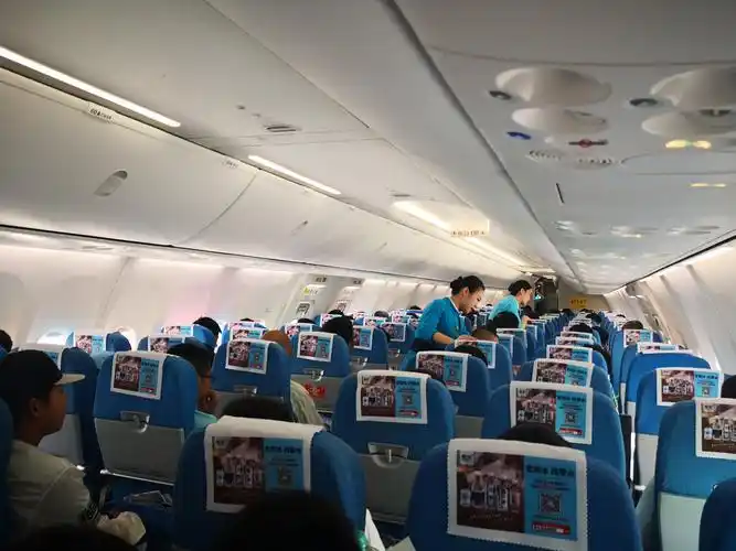 在宽敞明亮的航站楼候机一个多小时,终于登上了真实的飞机.