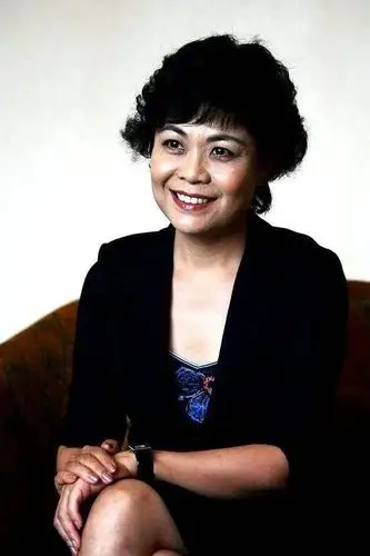 让她成了首位荣获法国艺术与文学骑士勋章的中国女作家;汪曾祺形容她