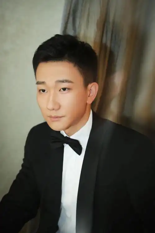 吴昊宸挑战临场演绎 将出演实验话剧《白兔子,红兔子》