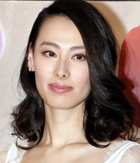 梁洛施穿短袖白色薄纱拖地裙亮相,网友:面相没福相,不柔和!