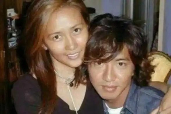 木村拓哉与妻子工藤静香罕见同框,十指紧扣超恩爱,力破婚变传闻