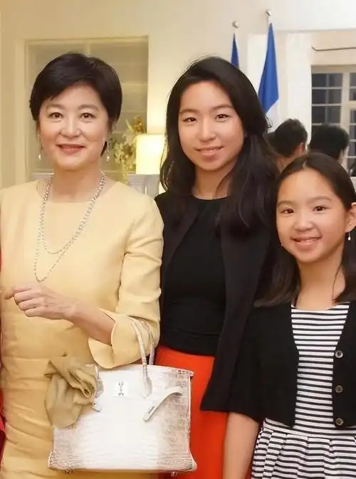 万粉激励计划#当然了,娱乐圈中也有遗传父母好样貌的明星,迪丽热巴