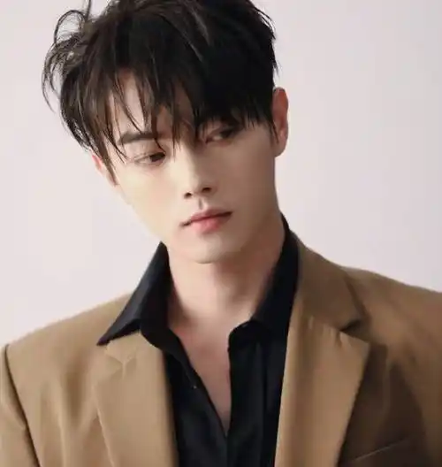 许凯早年是模特儿,187公分的身高让他看上去相当挺拔,穿上西装相当英