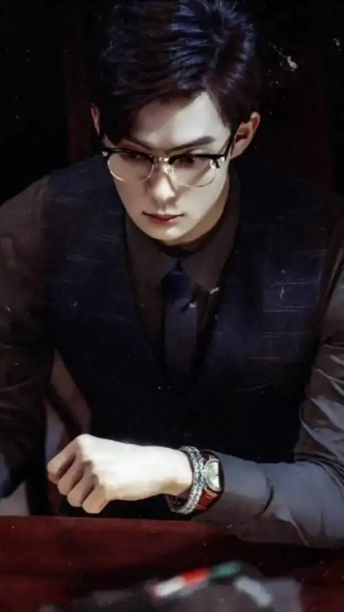 张日山你都已经是百岁老人了,能不能稳重点,不要总是打架放火露纹身