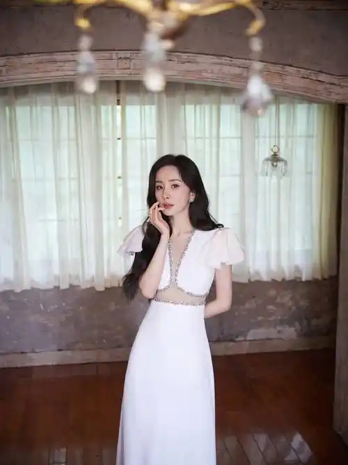 10月23日讯】(新浪娱乐)10月20日,杨幂工作室分享了一组杨幂的照片