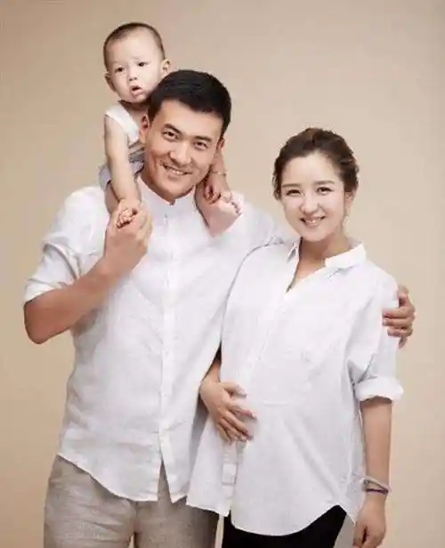 何洁释小龙结婚了吗(何洁灿烂情史) - 爱知识网