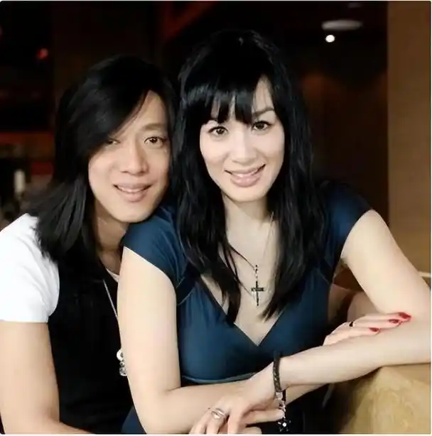 放弃了大好事业的钟丽缇并没有因此过上想要的生活,最终因为与丈夫聚