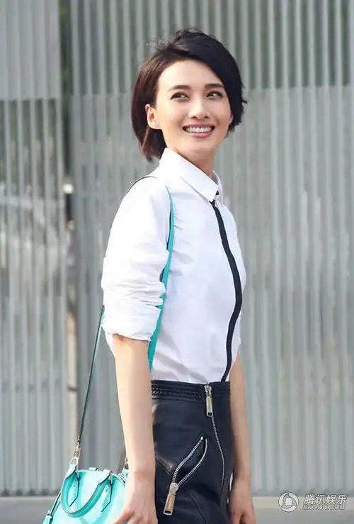 冯文娟亮相展览 着白衫黑裙显干练优雅