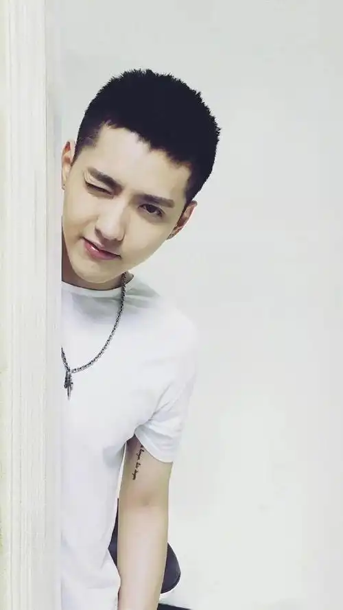 吴亦凡的平头发型也是很出名了,是许多男生也都会留的同款,打理十分