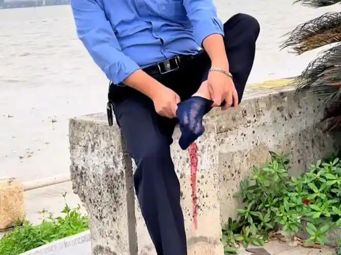 大叔直接脱下袜子,真会玩.